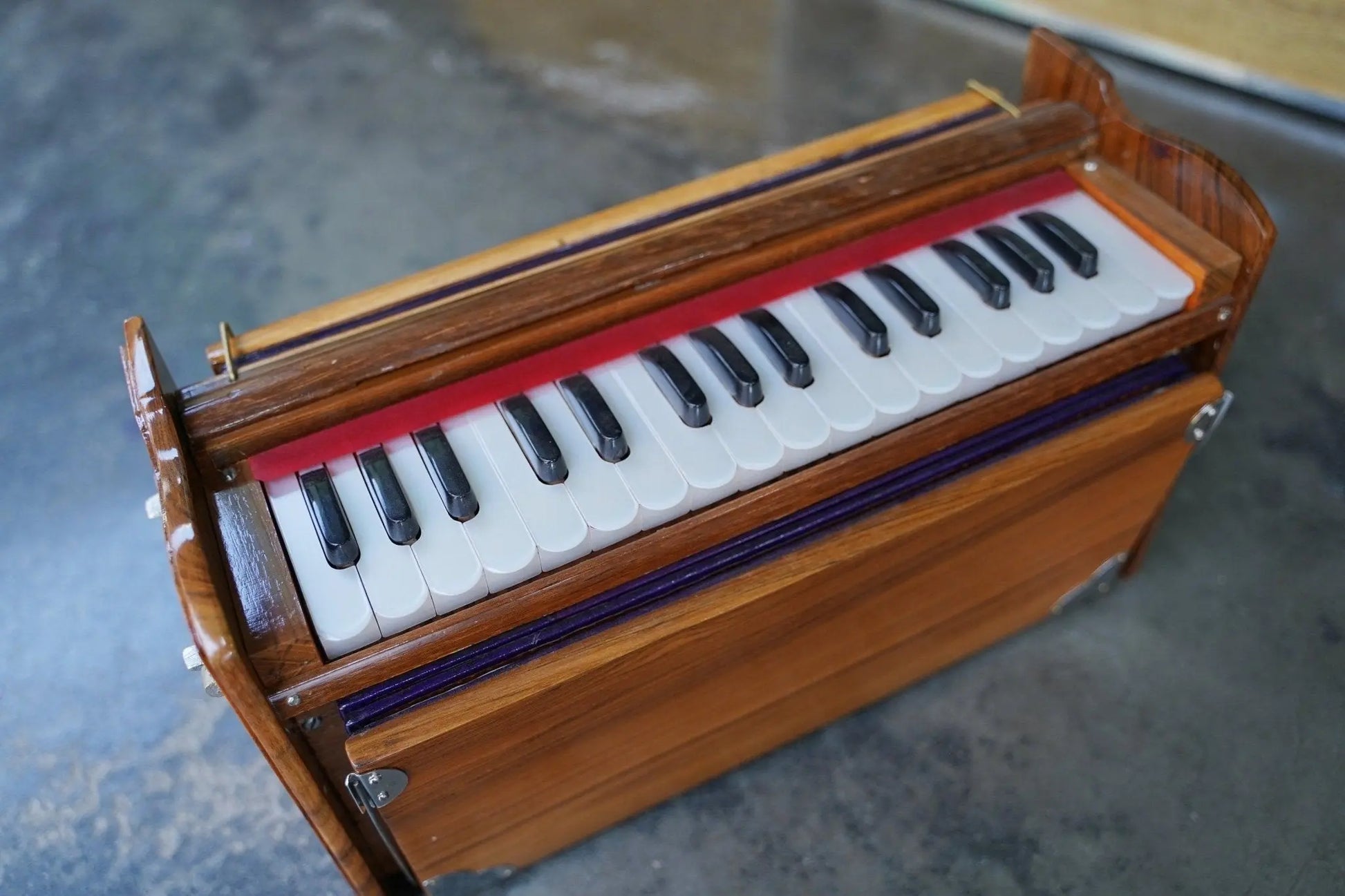 Dolphin Harmonium Free Shipping for street Kirtan 2.5 octaves, 32 Keys for Harinam & Kirtan Parikramas, Daily Kirtan